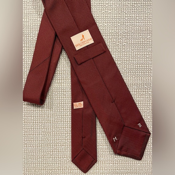 Dolcepunta 100% silk tie, maroon dot pattern, approx 59 inch length/3 inch W - Picture 6 of 6